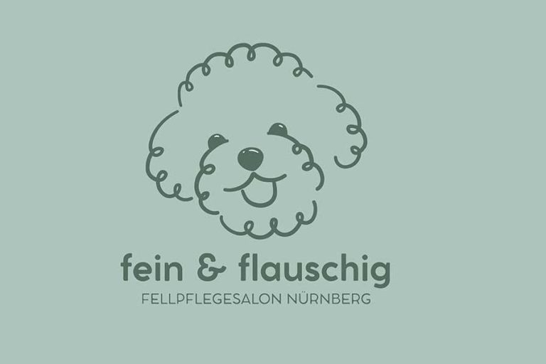 Eine Person liegt auf einem Holzweg und wird von zwei Hunden umgeben.