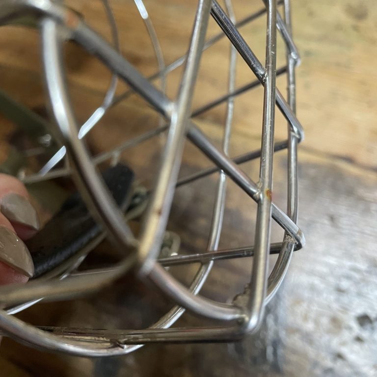 Rost am Maulkorb Ein metallener Korb mit Gitterstruktur, teilweise in der Nahaufnahme.