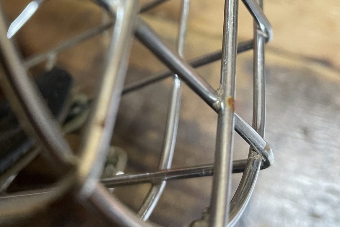 Rost am Maulkorb Nahaufnahme eines Metallgitters, rostig und mit sichtbaren Verbindungen.